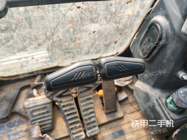行走控制手柄和踏板?俯拍(駕駛室部分) 行走控制手柄和踏板?俯拍(駕駛室部分)