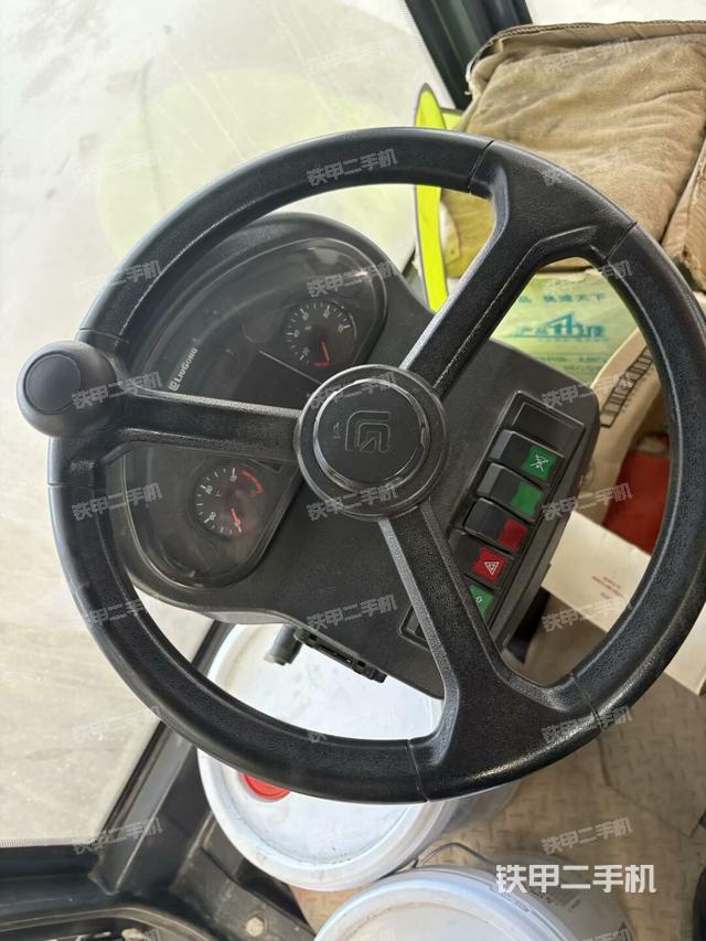 駕駛室側(cè)向上照全景（壓路機駕駛室）