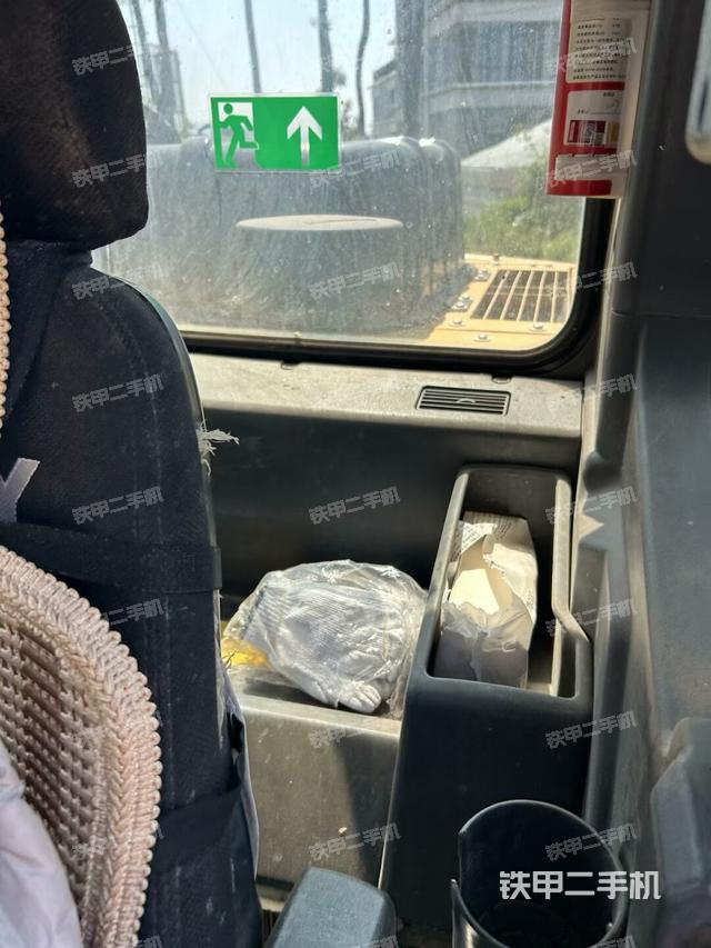 行走控制手柄和踏板?俯拍(駕駛室部分) 行走控制手柄和踏板?俯拍(駕駛室部分)