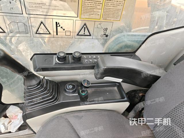 座椅右側(cè)控制臺(tái)/鑰匙門/油門/含右手柄(駕駛室部分) 座椅右側(cè)控制臺(tái)/鑰匙門/油門/含右手柄(駕駛室部分)