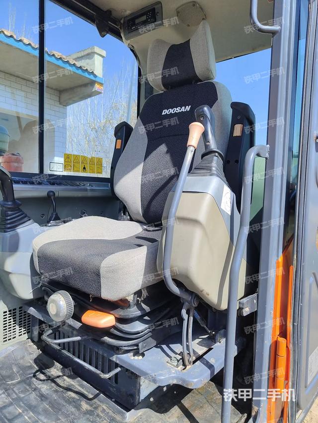 駕駛室頂部(整機(jī)外觀) 駕駛室頂部(整機(jī)外觀)