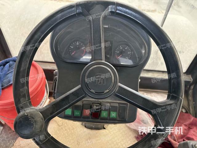 駕駛室側(cè)向上照全景（壓路機(jī)駕駛室）