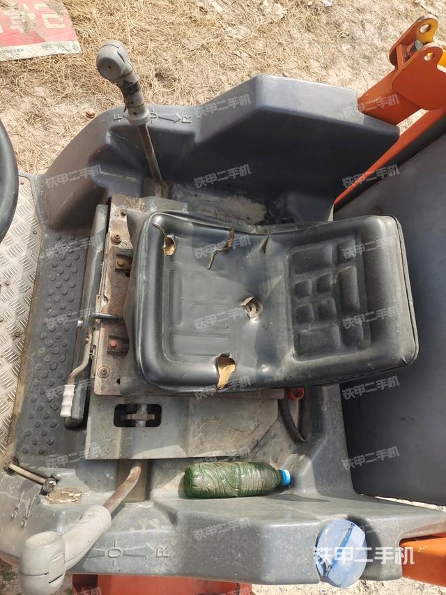 駕駛室內(nèi)座椅、儀表操作手柄全景（壓路機(jī)駕駛室）