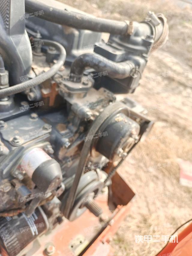 發(fā)動(dòng)機(jī)上部全景（壓路機(jī)發(fā)動(dòng)機(jī)艙）