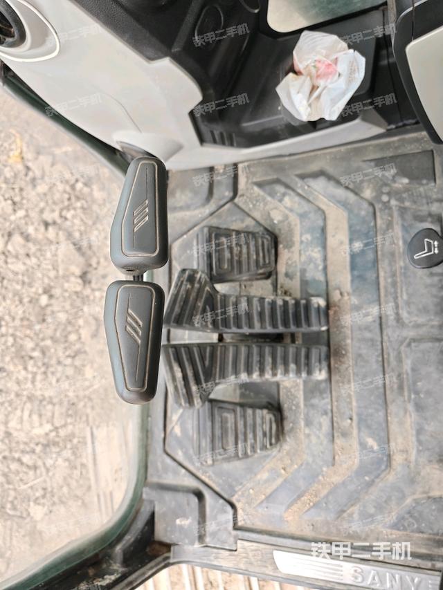 行走控制手柄和踏板?俯拍(駕駛室部分) 行走控制手柄和踏板?俯拍(駕駛室部分)