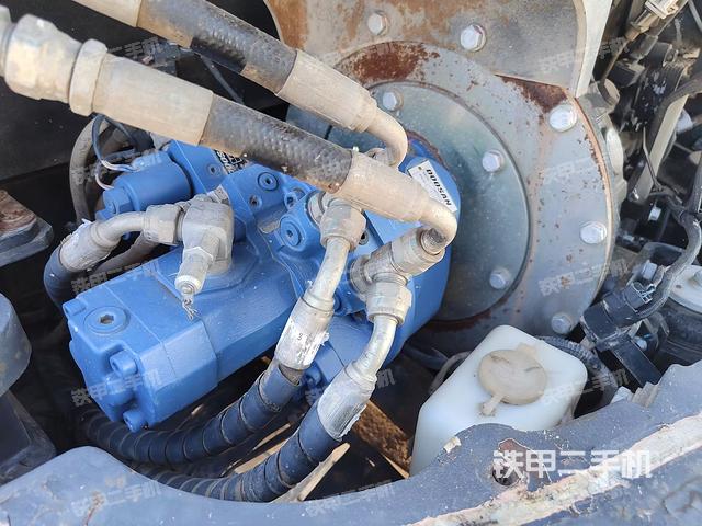 液壓泵艙室正面整體(整機(jī)外觀) 液壓泵艙室正面整體(整機(jī)外觀)