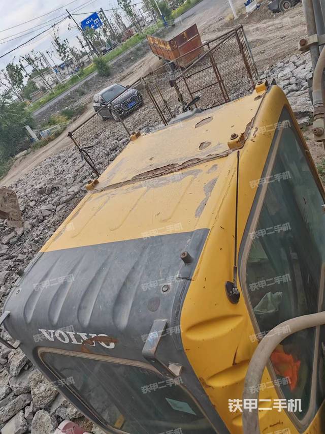 駕駛室頂部(整機(jī)外觀) 駕駛室頂部(整機(jī)外觀)