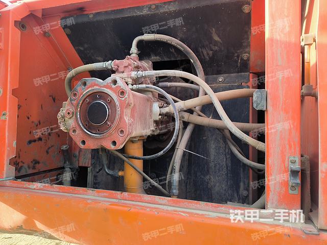 液压泵舱室正面整体（整机外观）