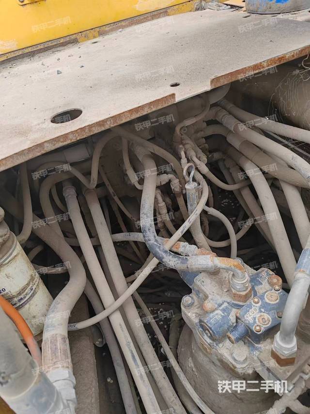 回轉(zhuǎn)馬達(dá)和主控閥(整機(jī)外觀) 回轉(zhuǎn)馬達(dá)和主控閥(整機(jī)外觀)