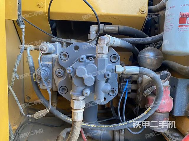 液壓泵艙室正面整體（整機外觀）