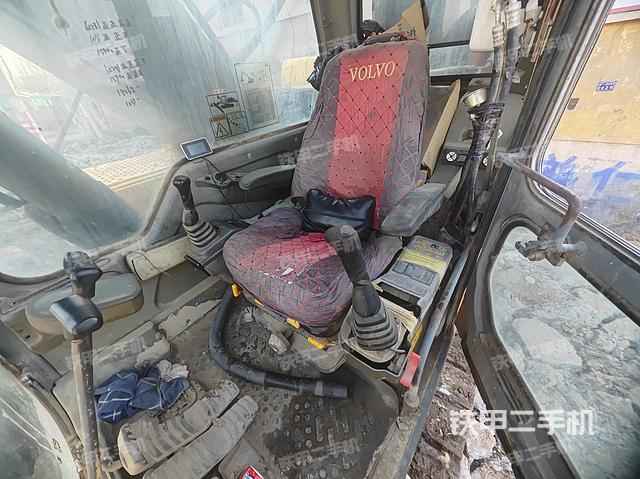 駕駛室整體(整機(jī)外觀) 駕駛室整體(整機(jī)外觀)