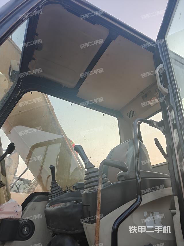 驾驶室顶部（整机外观）