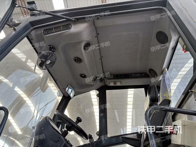 駕駛室內(nèi)座椅、儀表操作手柄全景（壓路機(jī)駕駛室）