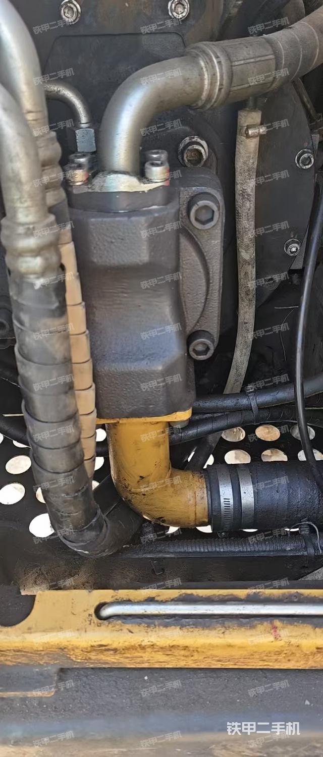 液压泵舱室正面整体（整机外观）