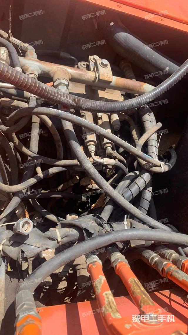 液压泵舱室正面整体（整机外观）