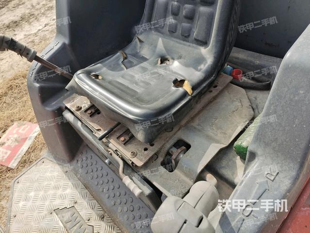 左側(cè)正面照（壓路機(jī)駕駛室）