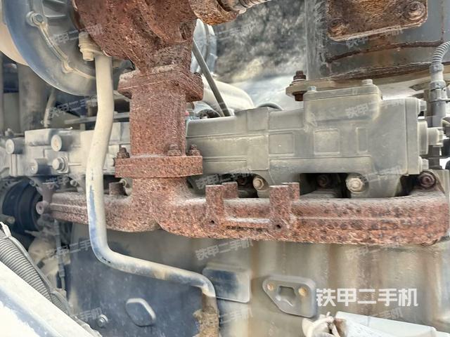 發(fā)動機上部全景（壓路機發(fā)動機艙）