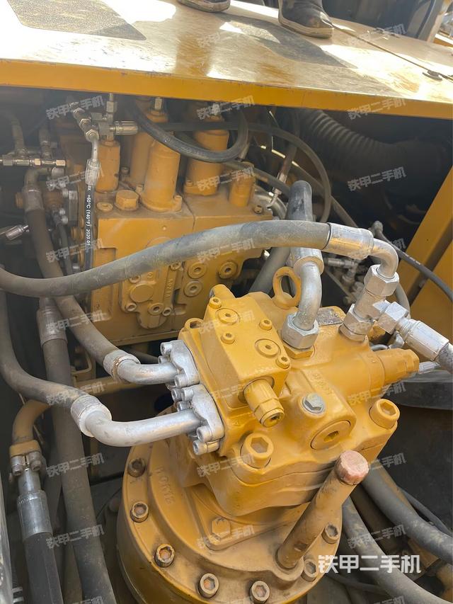 回轉(zhuǎn)馬達和主控閥(整機外觀) 回轉(zhuǎn)馬達和主控閥(整機外觀)