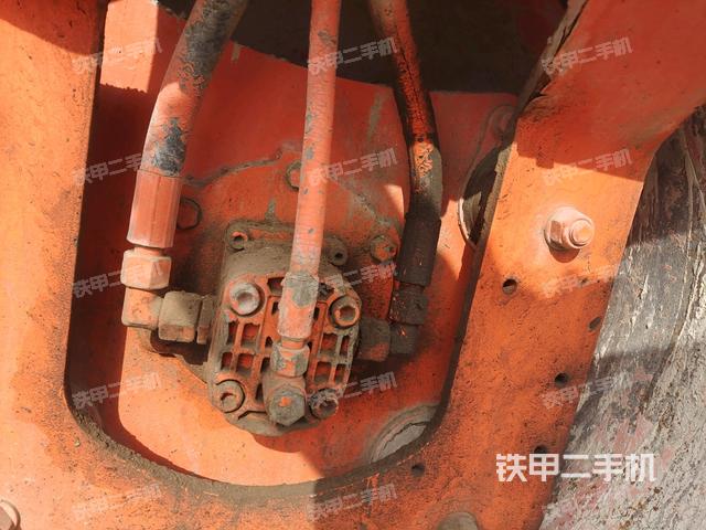 后輪右側(cè)全景（壓路機(jī)前后車(chē)架）