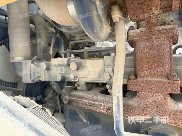 分動箱或變速箱（壓路機發(fā)動機艙）