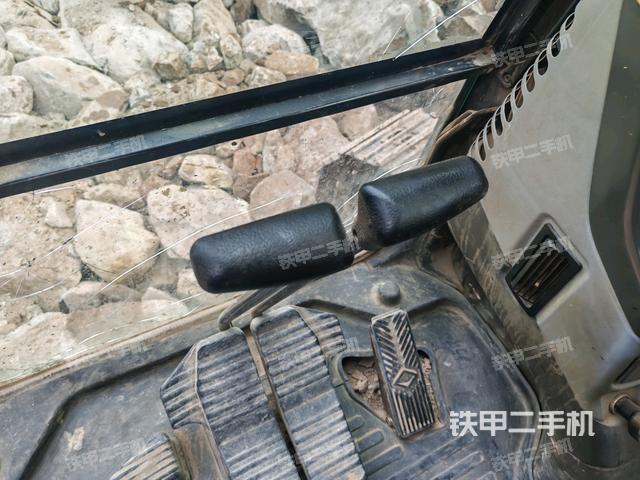 行走控制手柄和踏板?俯拍(駕駛室部分) 行走控制手柄和踏板?俯拍(駕駛室部分)