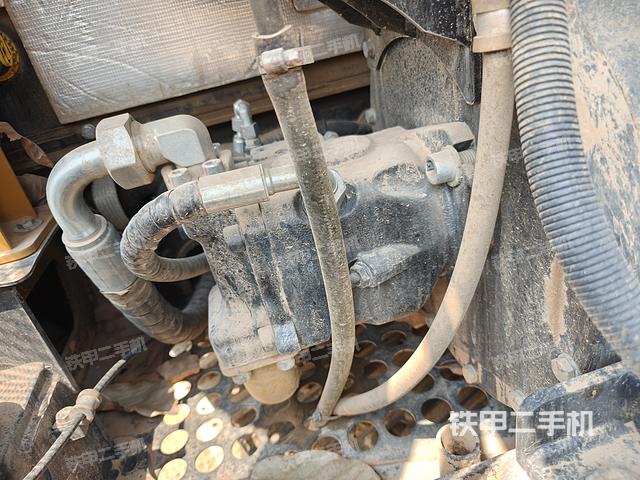 液压泵舱室正面整体（整机外观）