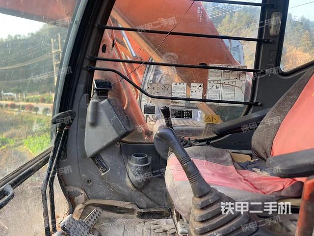 駕駛室整體(整機外觀) 駕駛室整體(整機外觀)