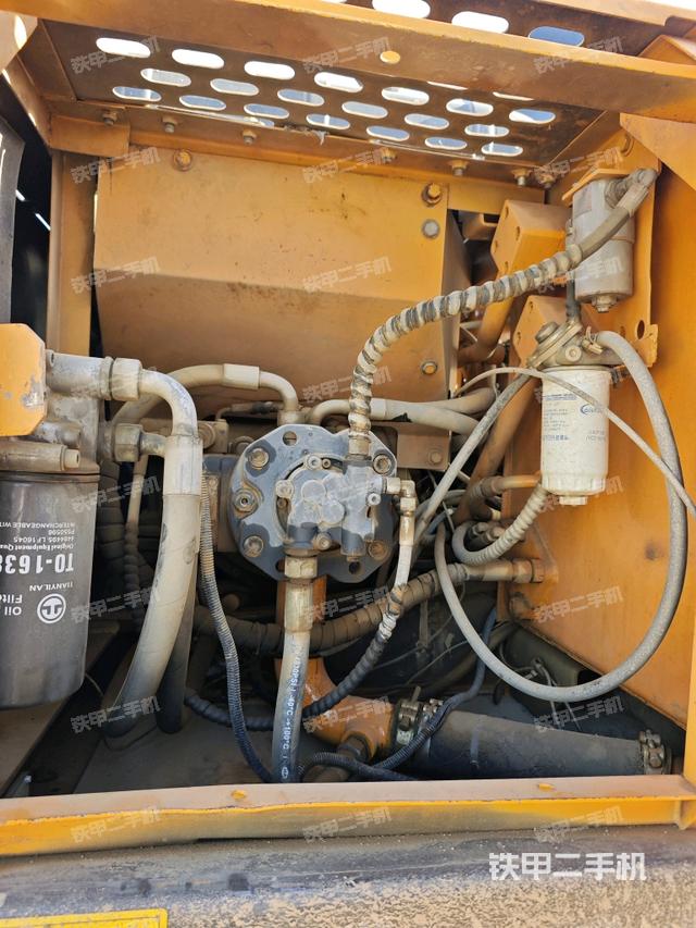 液壓泵艙室正面整體(整機外觀) 液壓泵艙室正面整體(整機外觀)