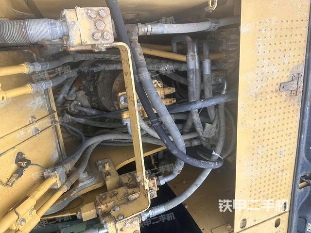 回轉(zhuǎn)馬達和主控閥(整機外觀) 回轉(zhuǎn)馬達和主控閥(整機外觀)