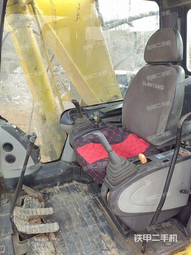 駕駛室整體(整機(jī)外觀) 駕駛室整體(整機(jī)外觀)