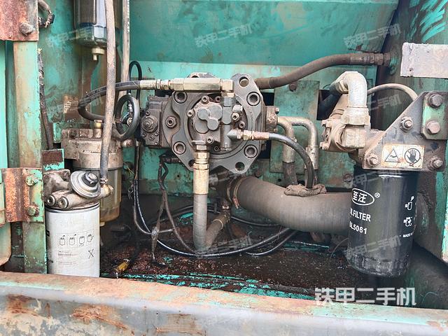 液压泵舱室正面整体（整机外观）