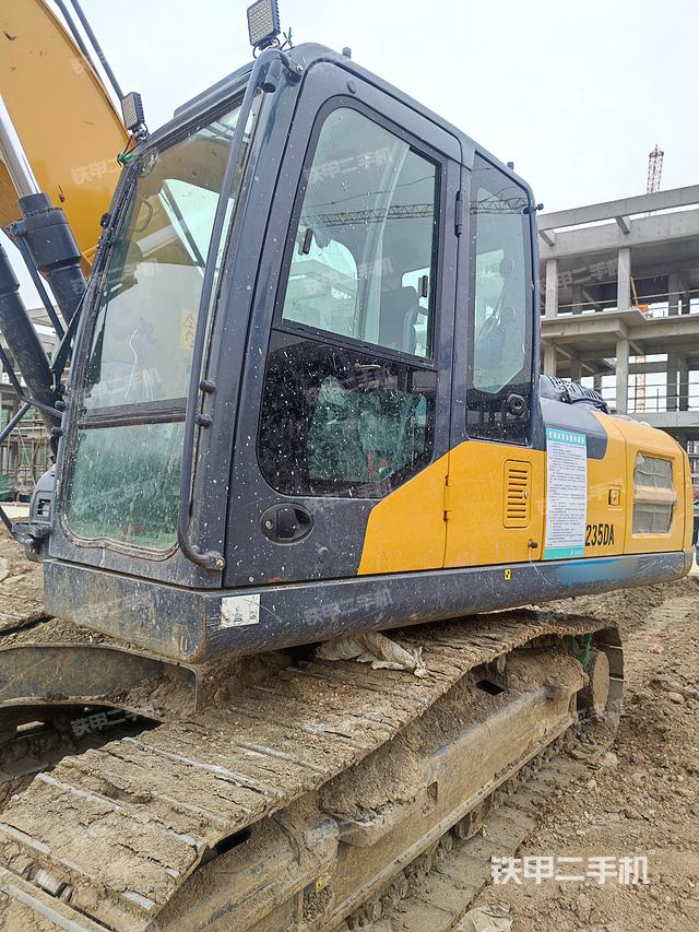 駕駛室整體(整機(jī)外觀) 駕駛室整體(整機(jī)外觀)