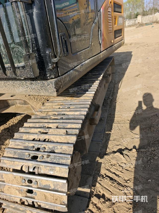 單側(cè)履帶整體(整機外觀) 單側(cè)履帶整體(整機外觀)