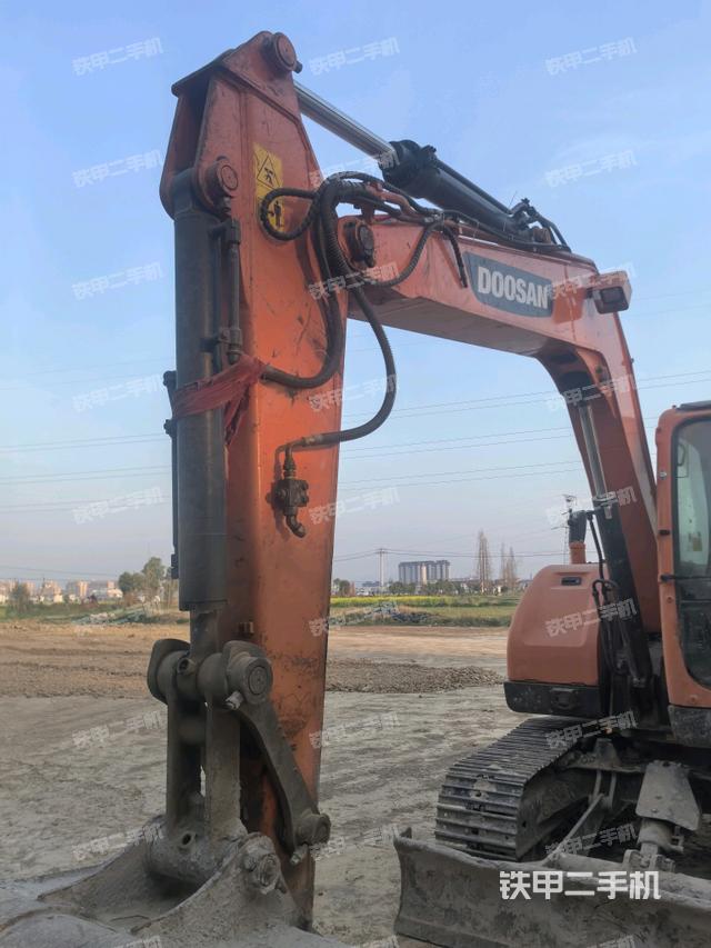 小臂整體左后(工作和回轉(zhuǎn)裝置) 小臂整體左后(工作和回轉(zhuǎn)裝置)