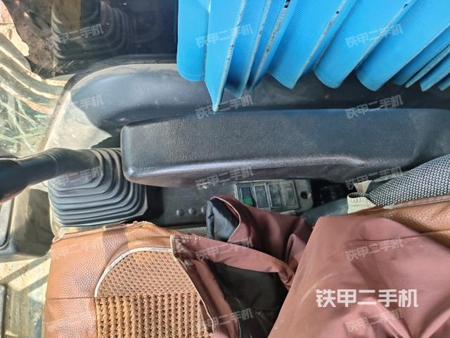 座椅右側(cè)控制臺/鑰匙門/油門/含右手柄(駕駛室部分) 座椅右側(cè)控制臺/鑰匙門/油門/含右手柄(駕駛室部分)