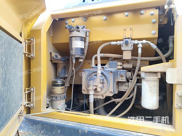 液壓泵艙室正面整體(整機(jī)外觀) 液壓泵艙室正面整體(整機(jī)外觀)