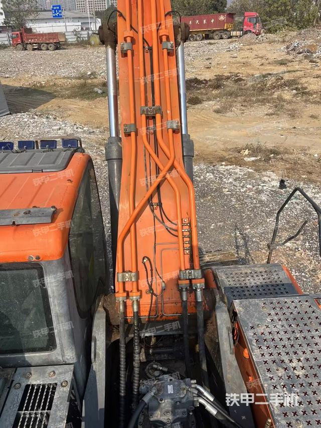 駕駛室頂部（整機外觀）