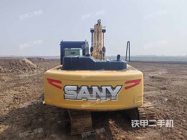 駕駛室頂部(整機(jī)外觀) 駕駛室頂部(整機(jī)外觀)