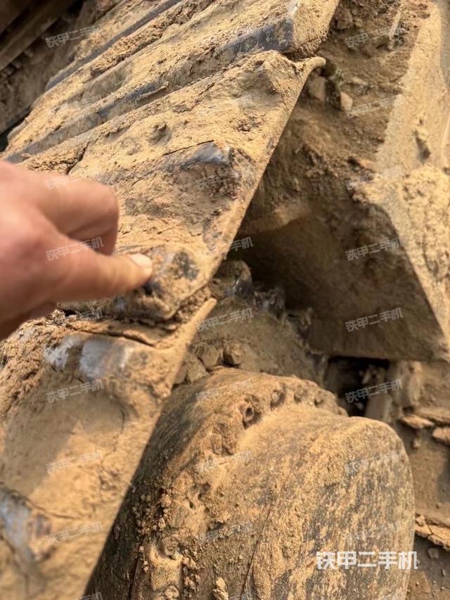 單側(cè)履帶整體(整機外觀) 單側(cè)履帶整體(整機外觀)