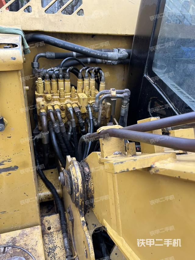 回轉馬達和主控閥(整機外觀) 回轉馬達和主控閥(整機外觀)