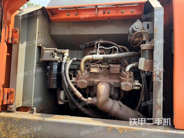 液壓泵艙室正面整體(整機外觀) 液壓泵艙室正面整體(整機外觀)