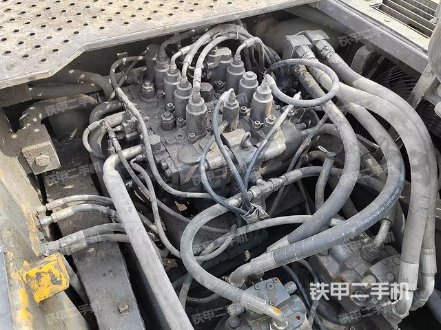 回轉(zhuǎn)馬達(dá)和主控閥（整機(jī)外觀）