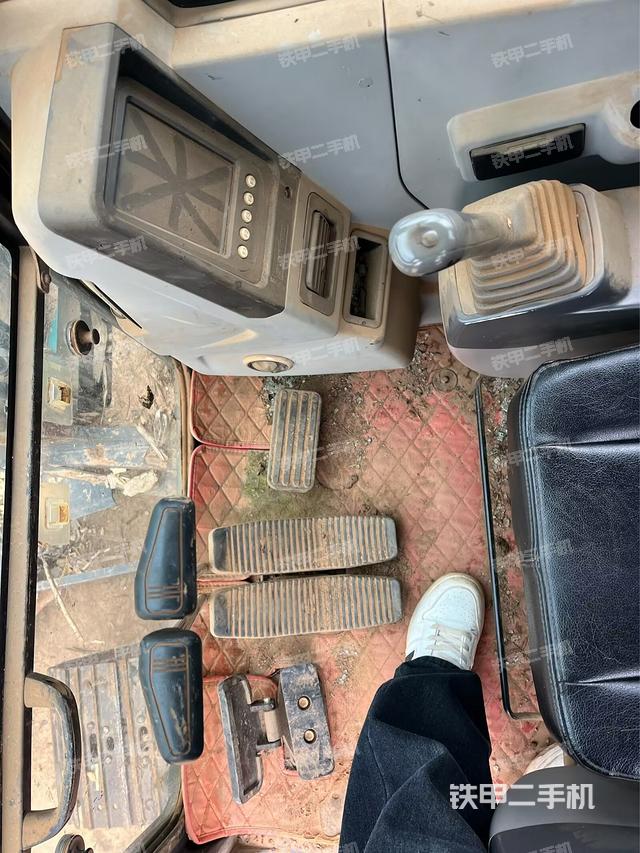 駕駛室整體(整機(jī)外觀) 駕駛室整體(整機(jī)外觀)