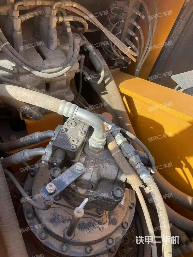 回轉(zhuǎn)馬達(dá)和主控閥(整機外觀) 回轉(zhuǎn)馬達(dá)和主控閥(整機外觀)