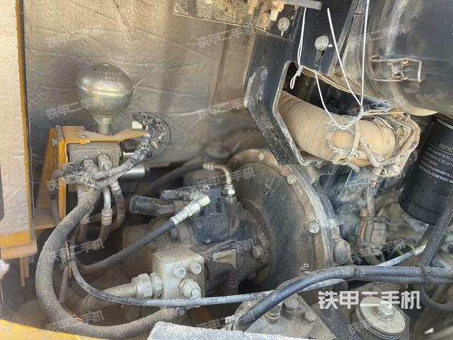 液壓泵艙室正面整體(整機外觀) 液壓泵艙室正面整體(整機外觀)