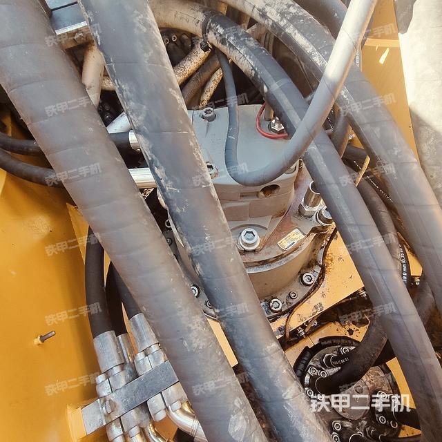 回轉(zhuǎn)馬達(dá)和主控閥（整機(jī)外觀）