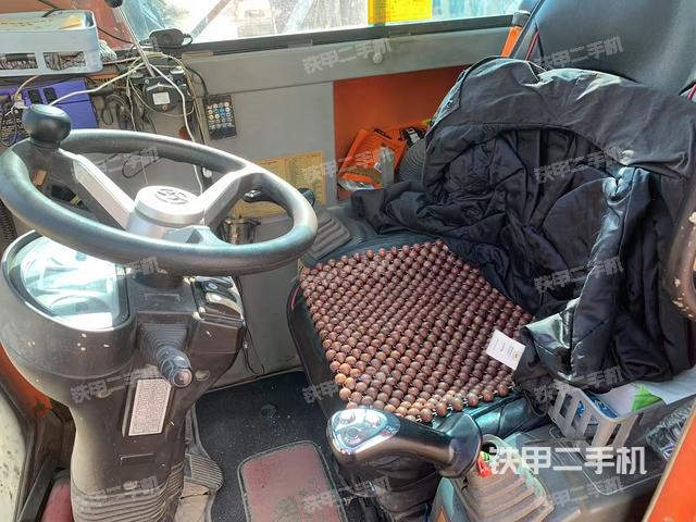 駕駛室整體(整機(jī)外觀) 駕駛室整體(整機(jī)外觀)