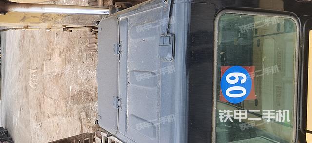 駕駛室頂部(整機(jī)外觀) 駕駛室頂部(整機(jī)外觀)