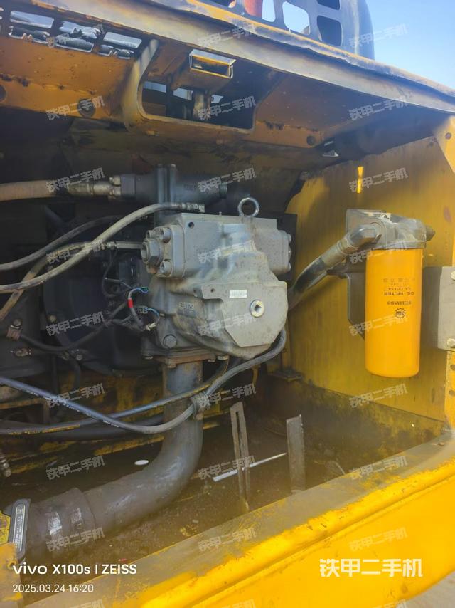 液壓泵艙室正面整體(整機(jī)外觀) 液壓泵艙室正面整體(整機(jī)外觀)