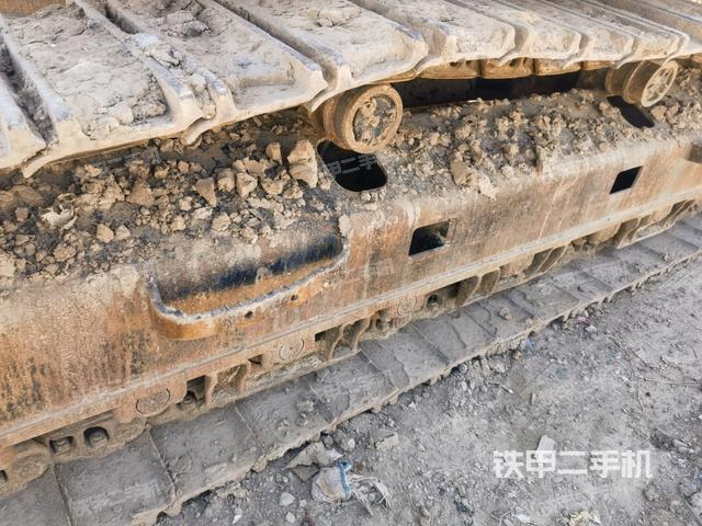 單側(cè)履帶整體(整機(jī)外觀) 單側(cè)履帶整體(整機(jī)外觀)